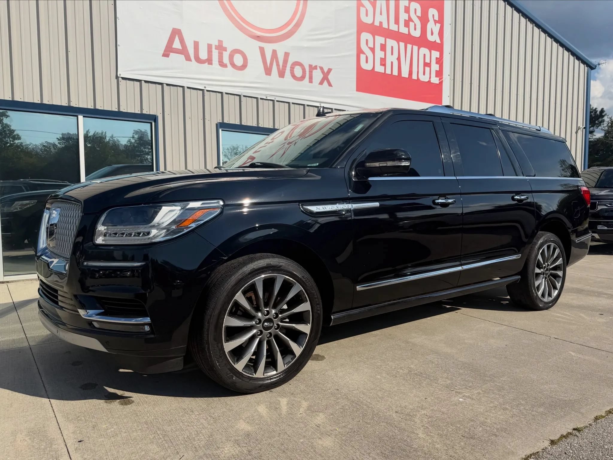 Used 2018 Lincoln Navigator L Select w/ Cargo Package AWD/4WD image 2