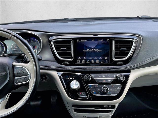 Used 2018 Chrysler Pacifica Limited w/ Advanced Safetytec Group FWD image 8