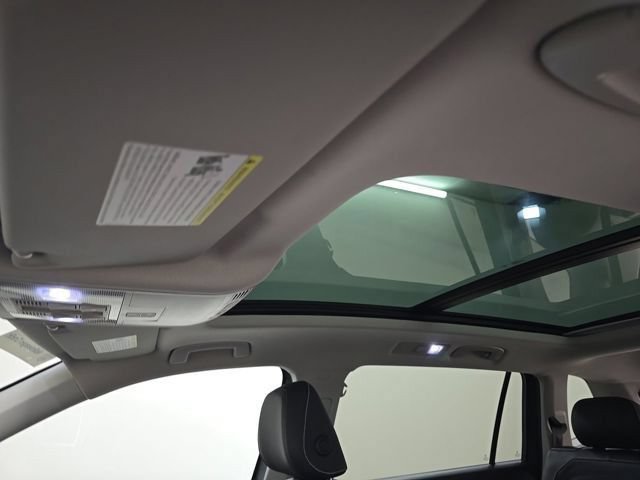 Used 2023 Volkswagen Tiguan SE w/ Panoramic Sunroof Package FWD image 13