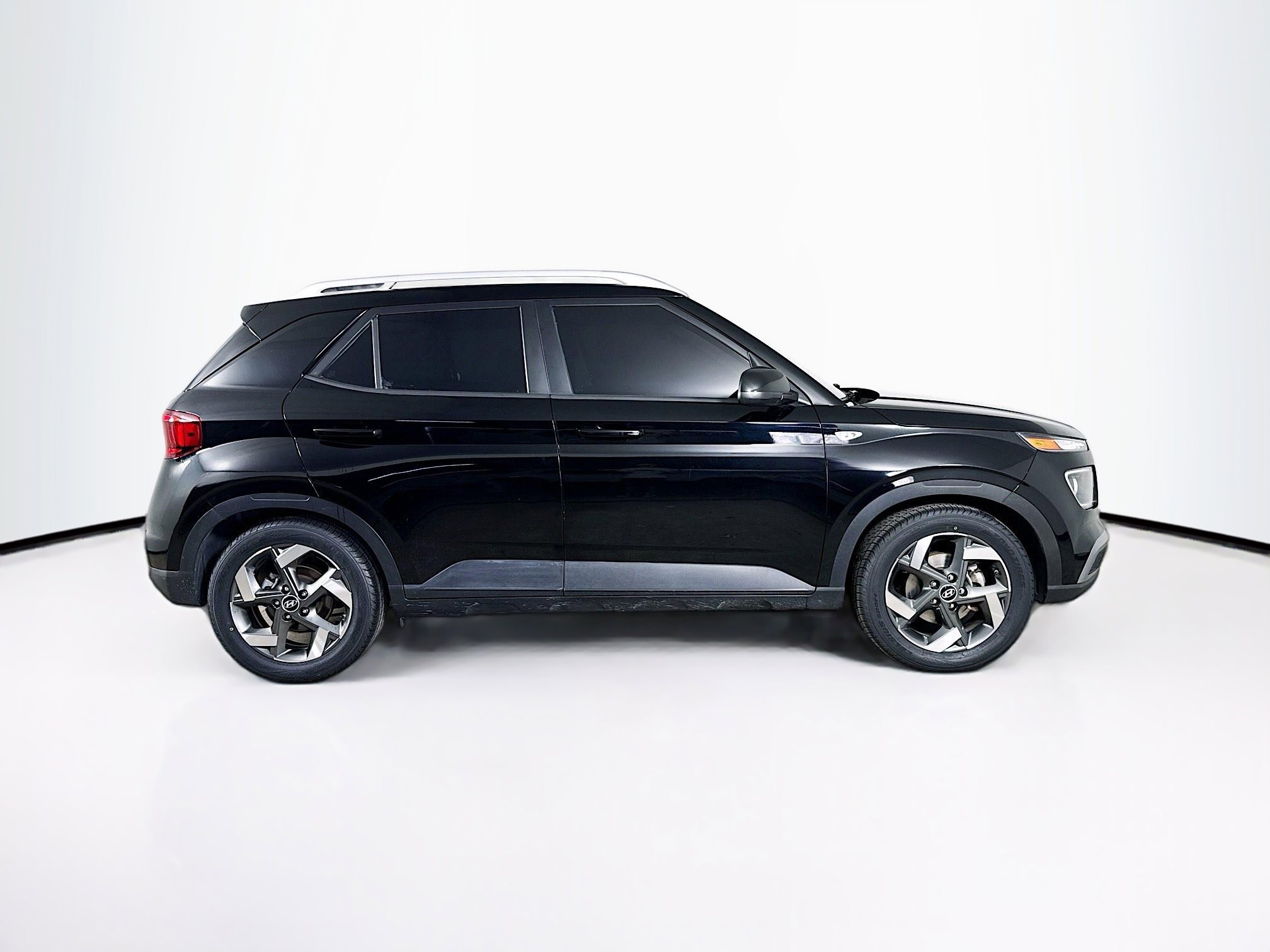 Used 2022 Hyundai Venue SEL w/ Cargo Package image 2