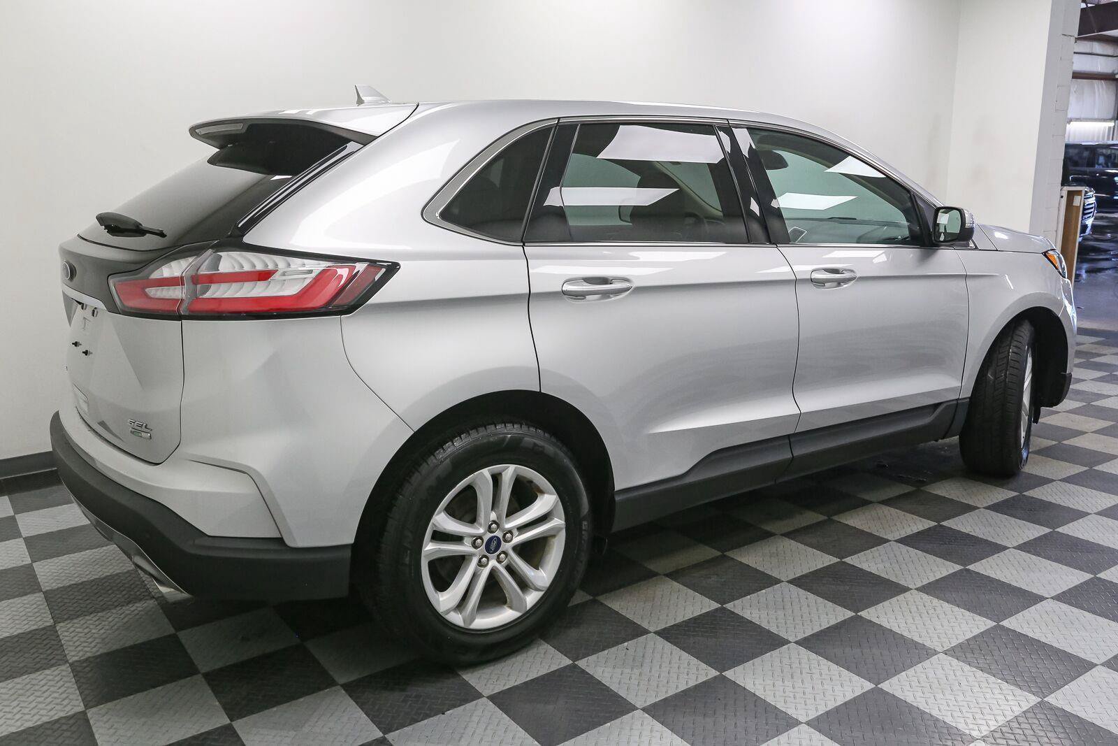 Used 2019 Ford Edge SEL w/ Equipment Group 201A AWD/4WD image 9