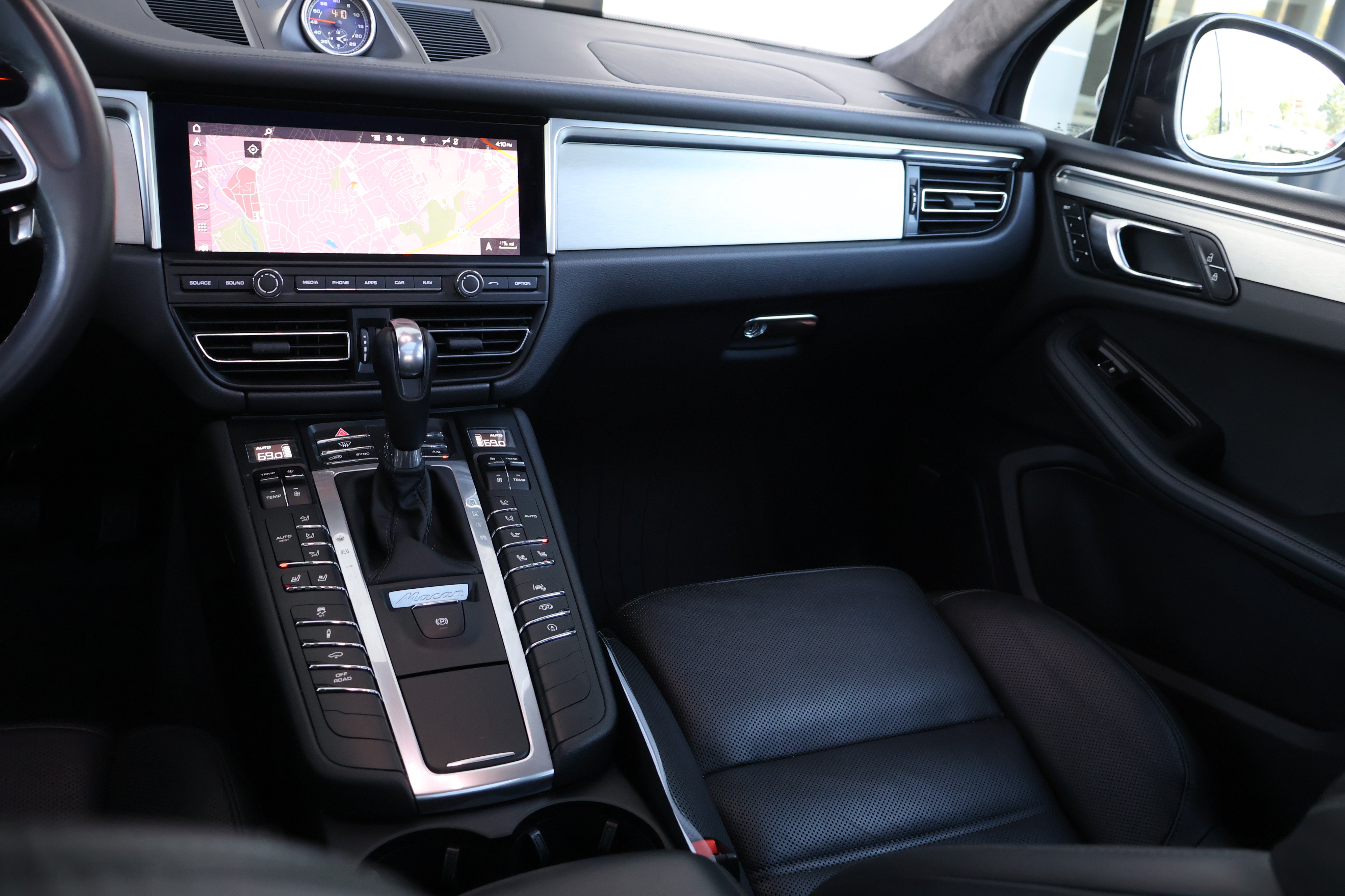 Used 2020 Porsche Macan Turbo AWD/4WD image 24