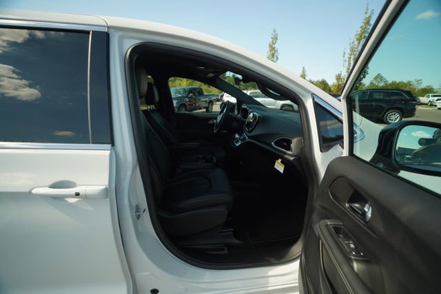 New 2026 Chrysler Voyager LX image 17