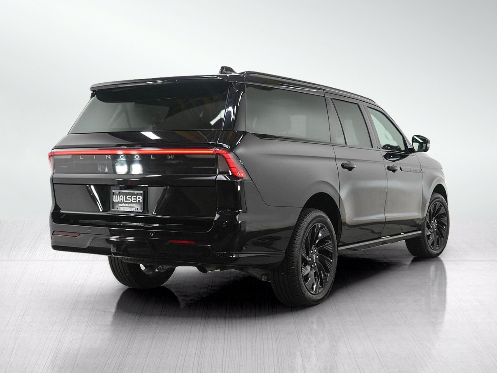 Used 2025 Lincoln Navigator L Reserve w/ Jet Appearance Package AWD/4WD image 5