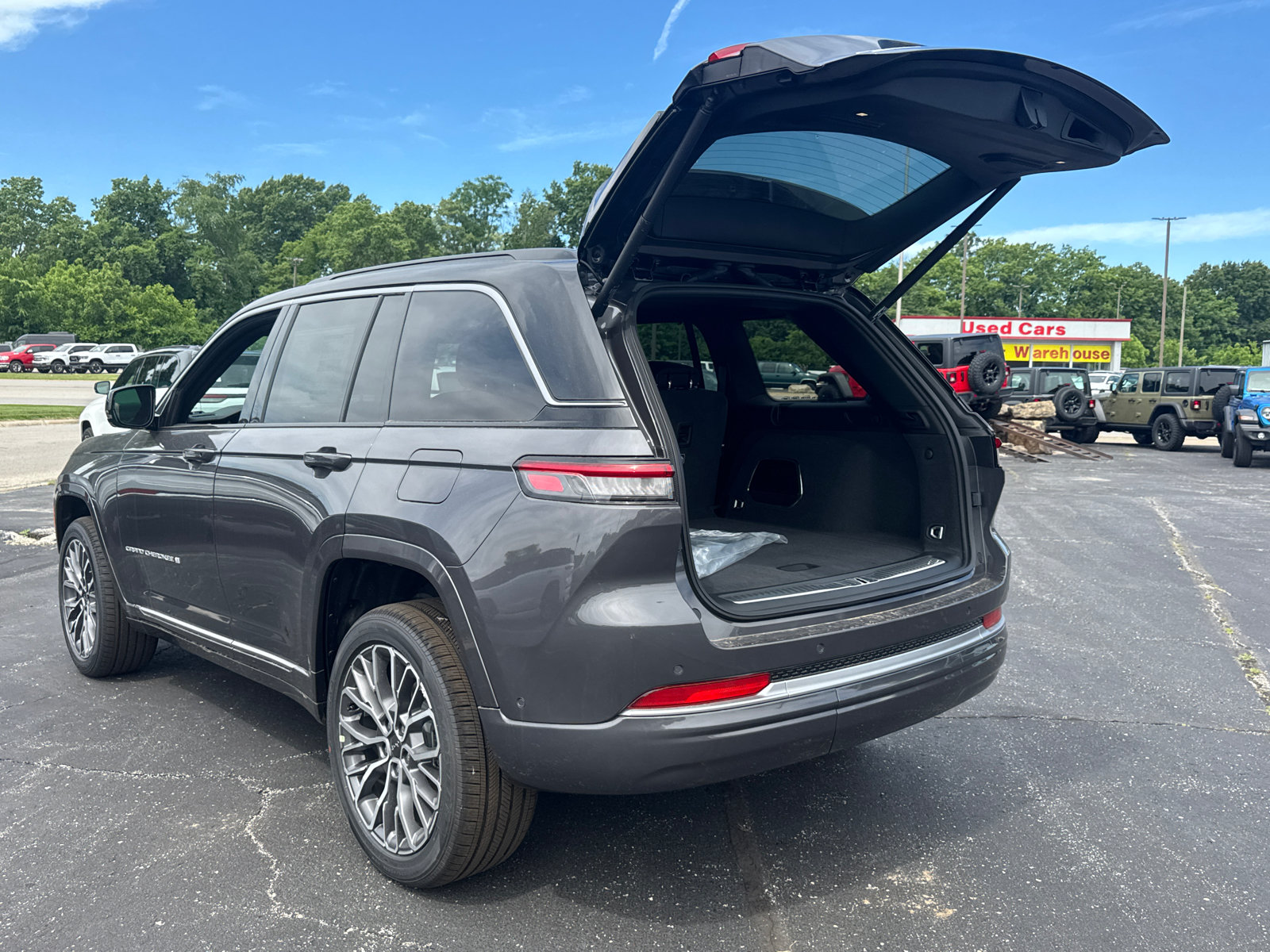 New 2026 Jeep Grand Cherokee Summit w/ Adv Protech Group IV AWD/4WD image 18