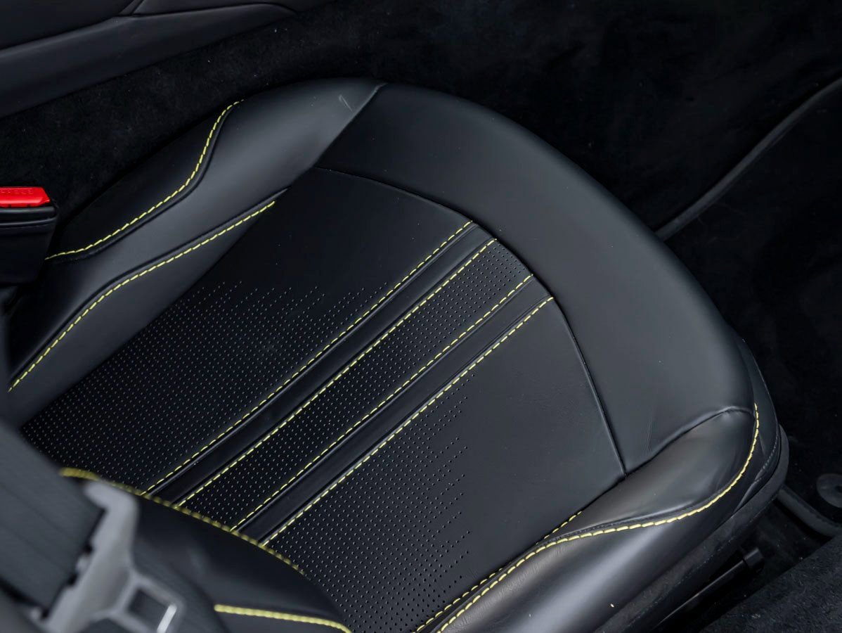Used 2023 Aston Martin V8 Vantage Roadster image 23