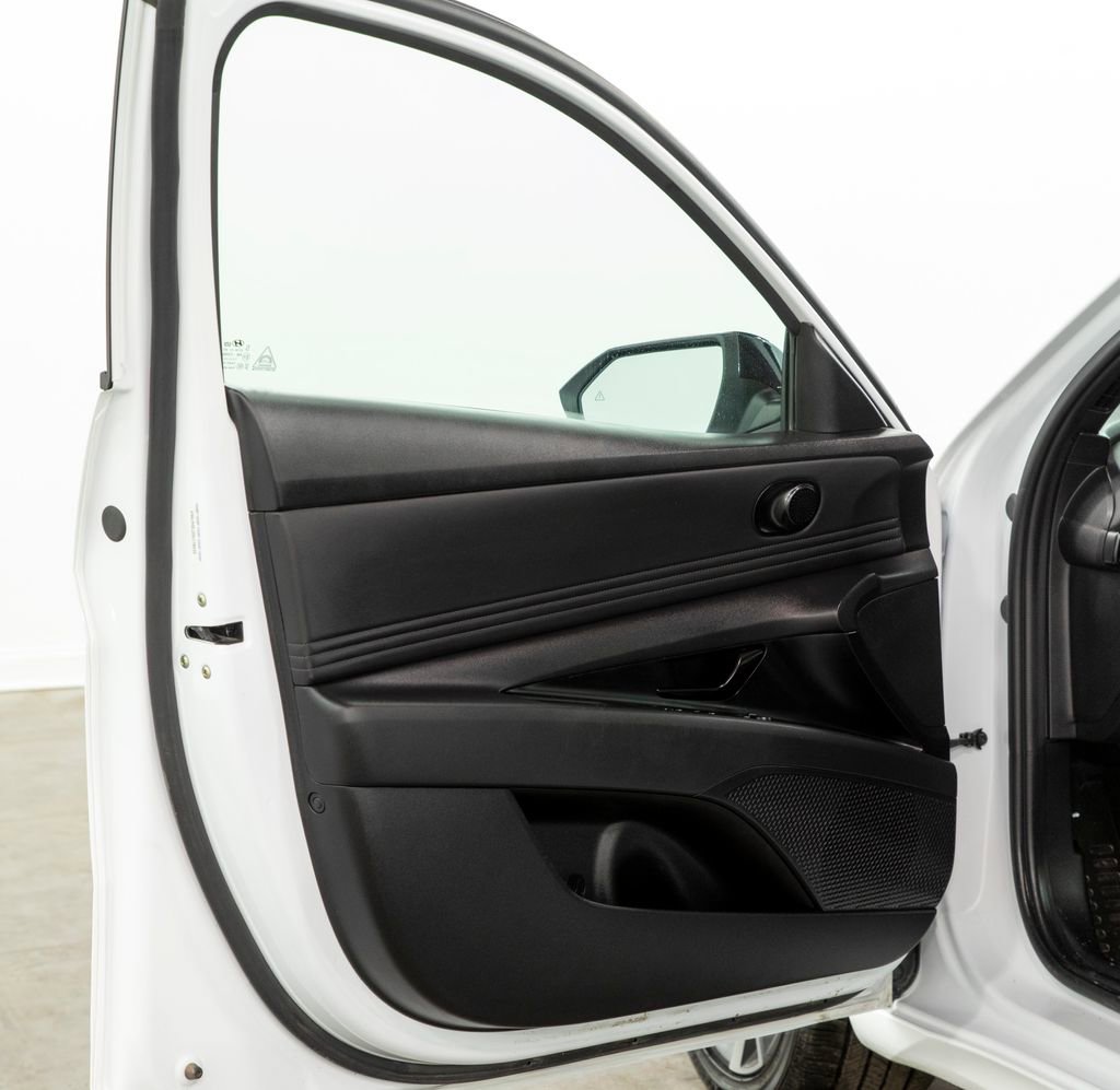 Used 2025 Hyundai Elantra SEL image 5