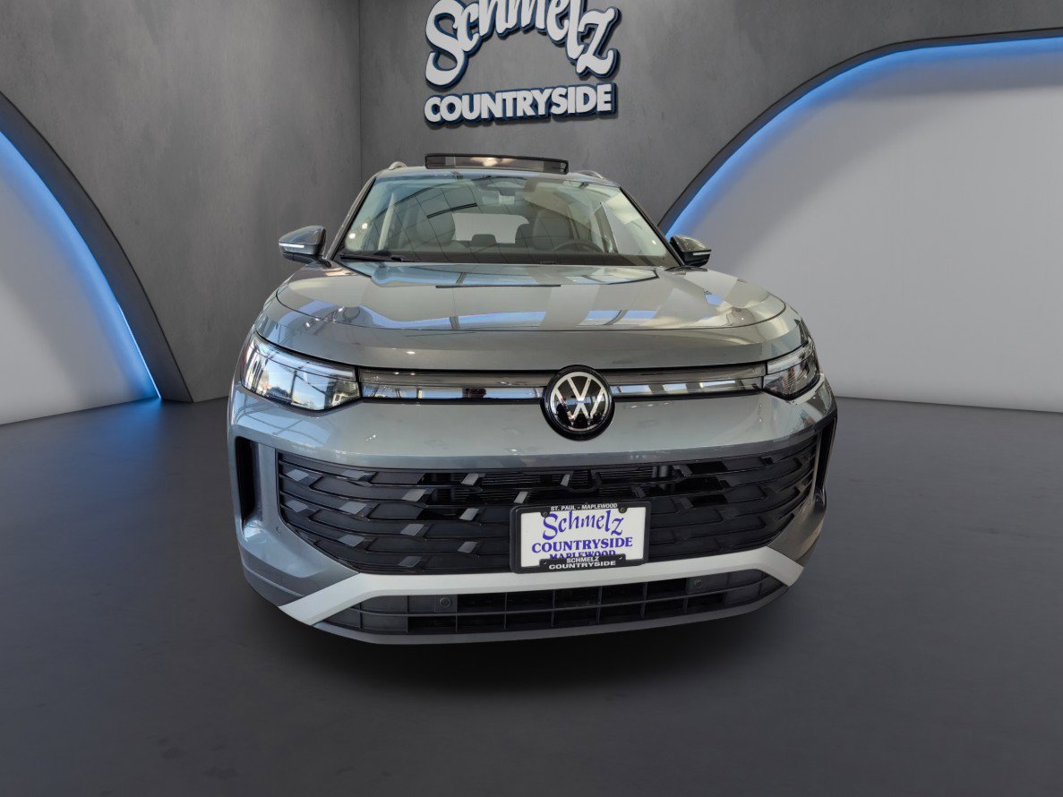 Used 2025 Volkswagen Tiguan SE image 2