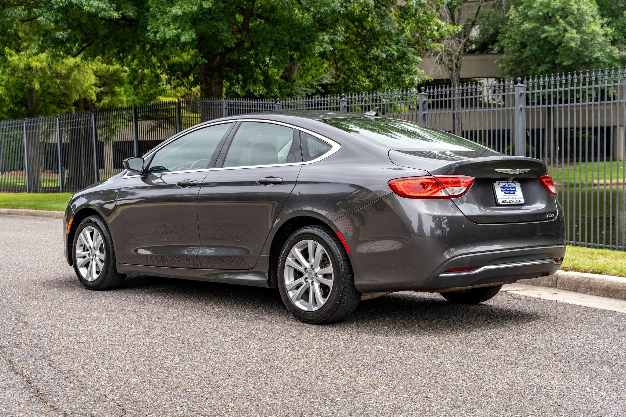 Used 2017 Chrysler 200 Limited Platinum FWD image 8