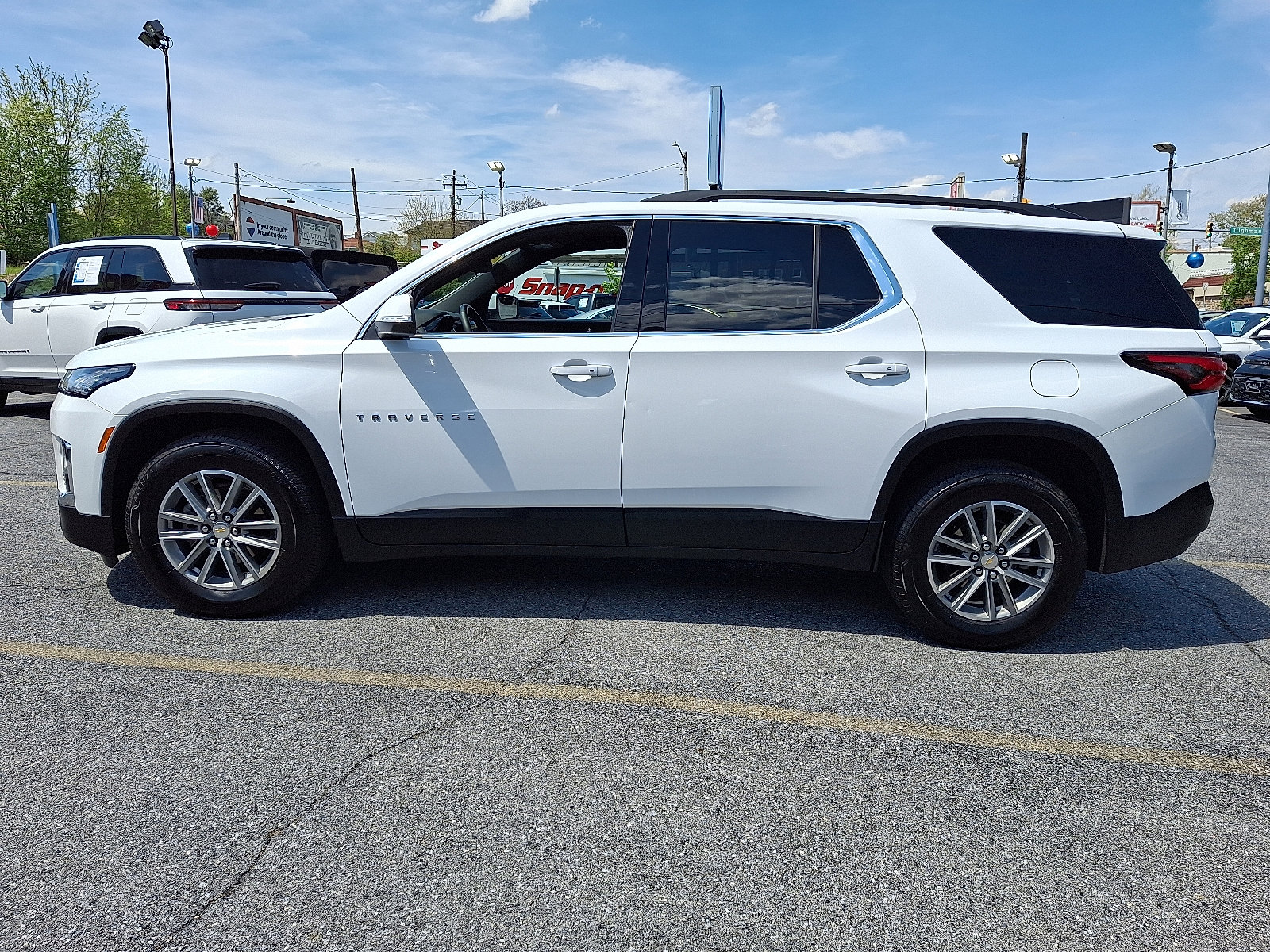 Used 2023 Chevrolet Traverse LT AWD/4WD image 2