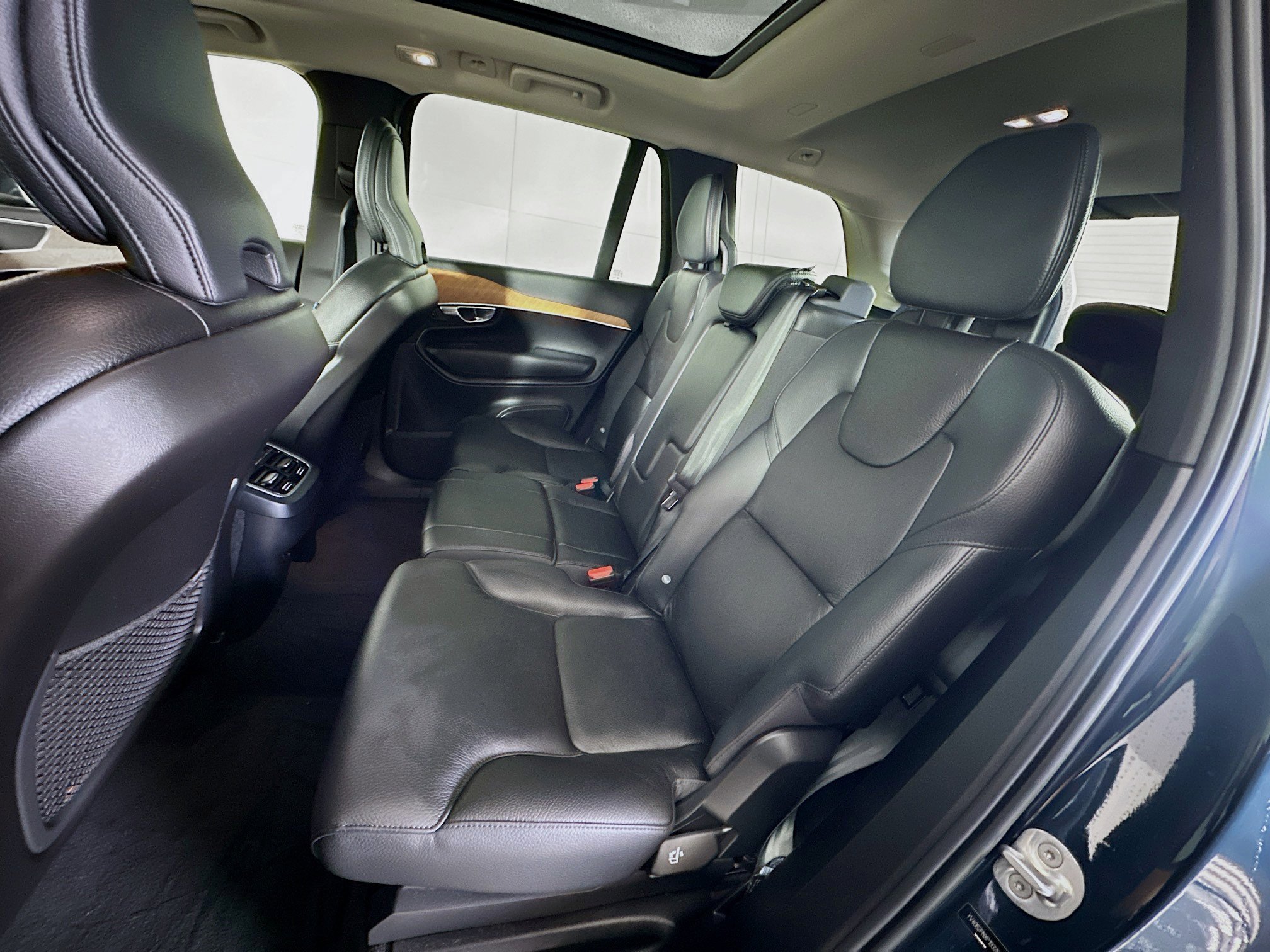 Used 2023 Volvo XC90 B6 Plus image 28