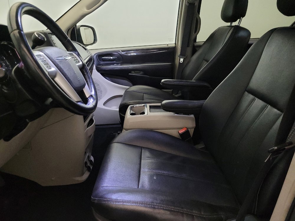 Used 2015 Chrysler Town & Country Touring image 17