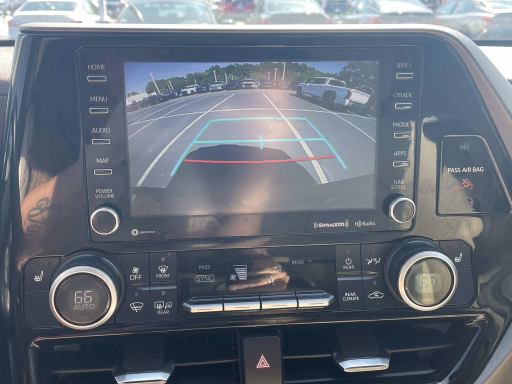 Used 2021 Toyota Highlander XLE FWD image 38
