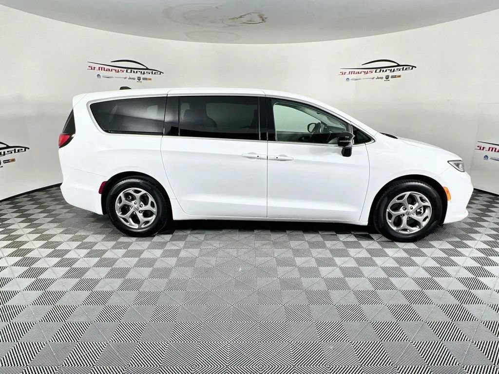 Used 2024 Chrysler Pacifica Limited FWD image 9