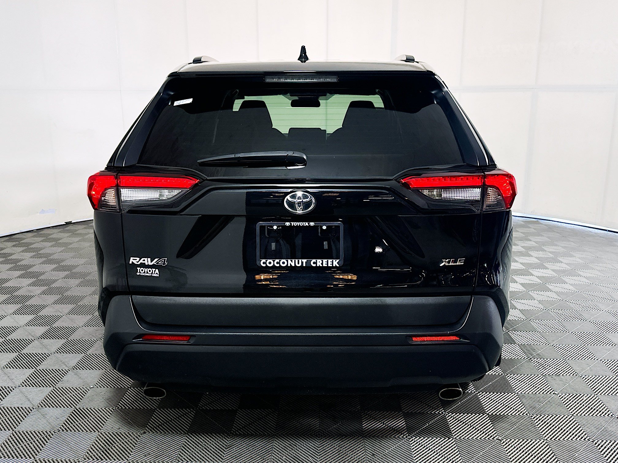 Used 2024 Toyota RAV4 XLE FWD image 4