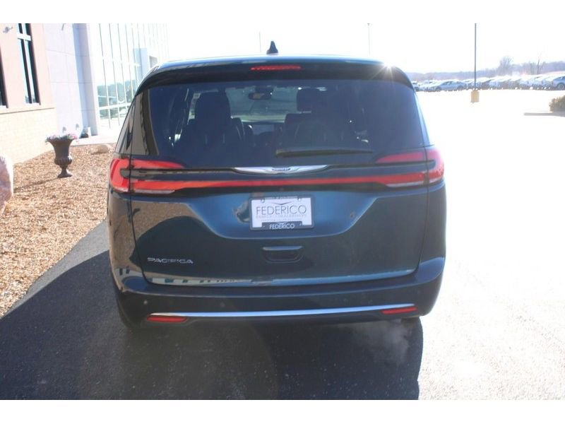 Used 2025 Chrysler Pacifica Select image 4