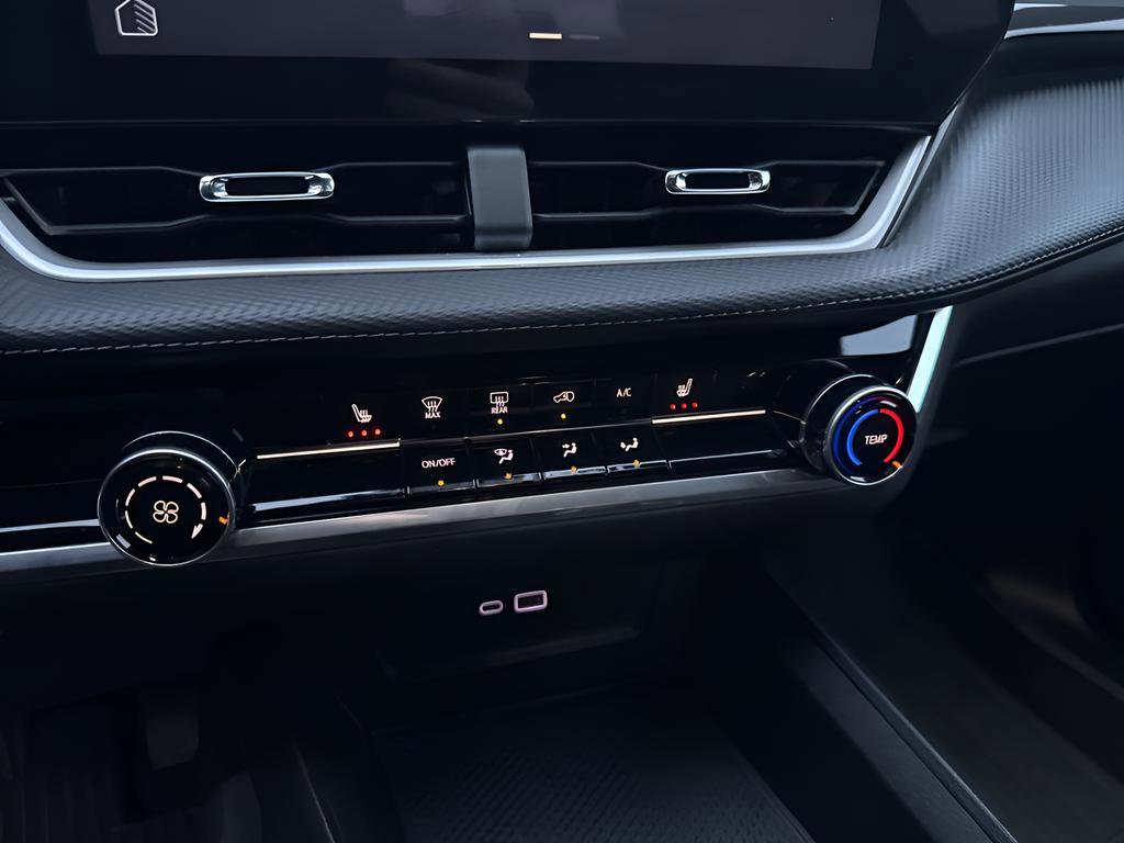 Used 2025 Chevrolet Equinox LT w/ Safety and Technology Package image 20