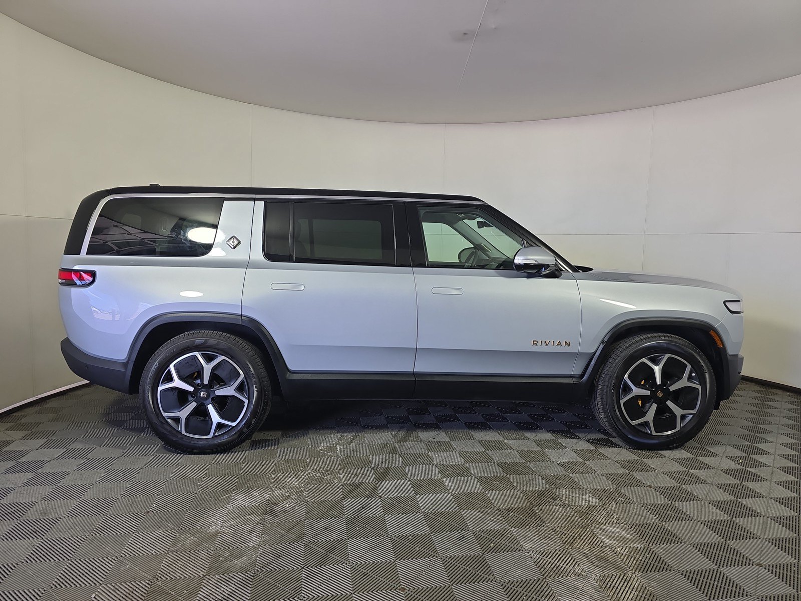 Used 2024 Rivian R1S Adventure AWD/4WD image 6