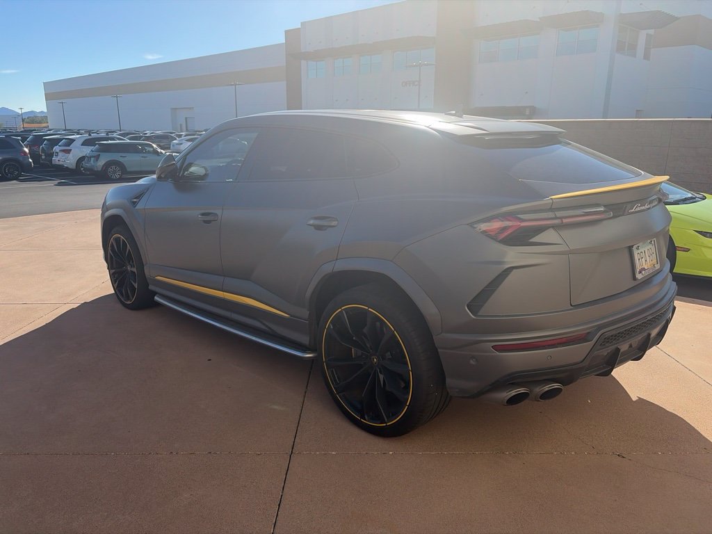 Used 2022 Lamborghini Urus AWD/4WD image 3