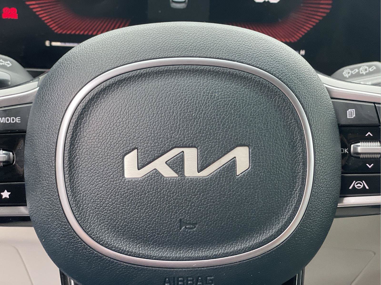 Used 2025 Kia Carnival EX FWD image 33