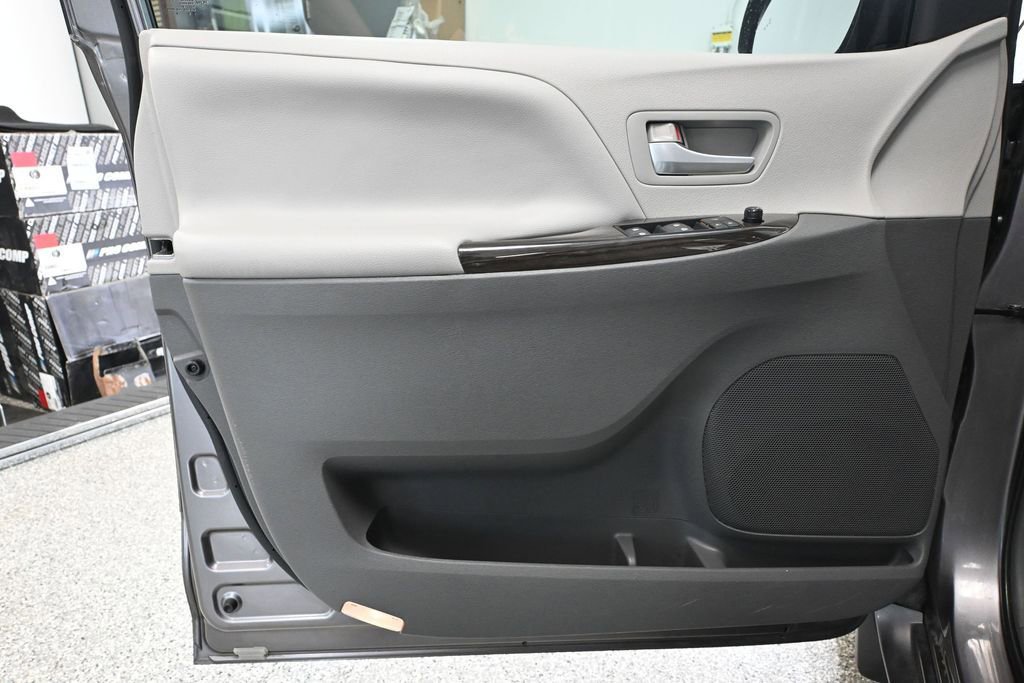 Used 2015 Toyota Sienna XLE AWD/4WD image 18