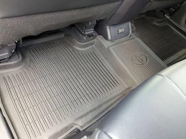 Used 2022 Toyota Highlander XLE FWD image 36