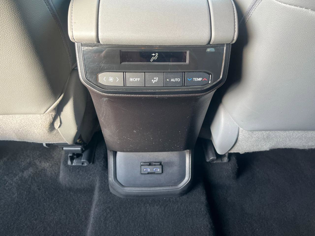 Used 2022 Toyota Highlander XLE AWD/4WD image 16