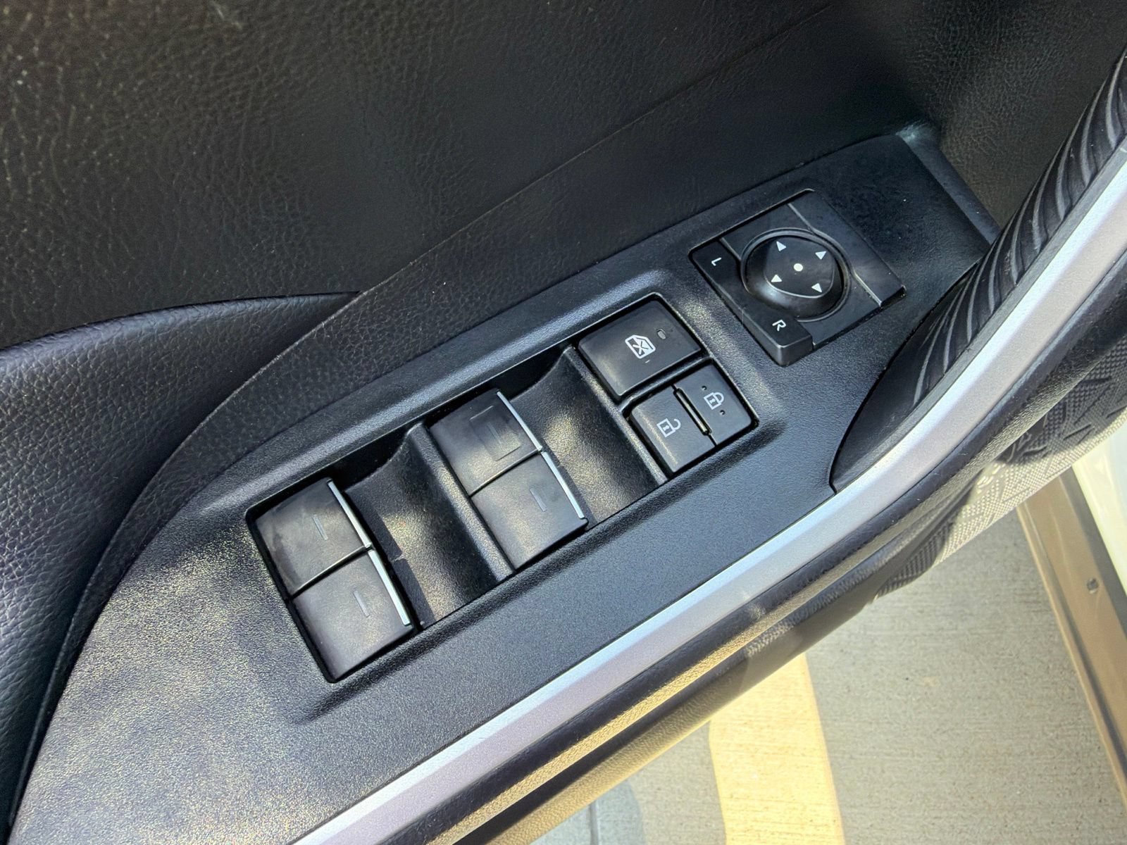 Used 2025 Toyota RAV4 XLE AWD/4WD image 15