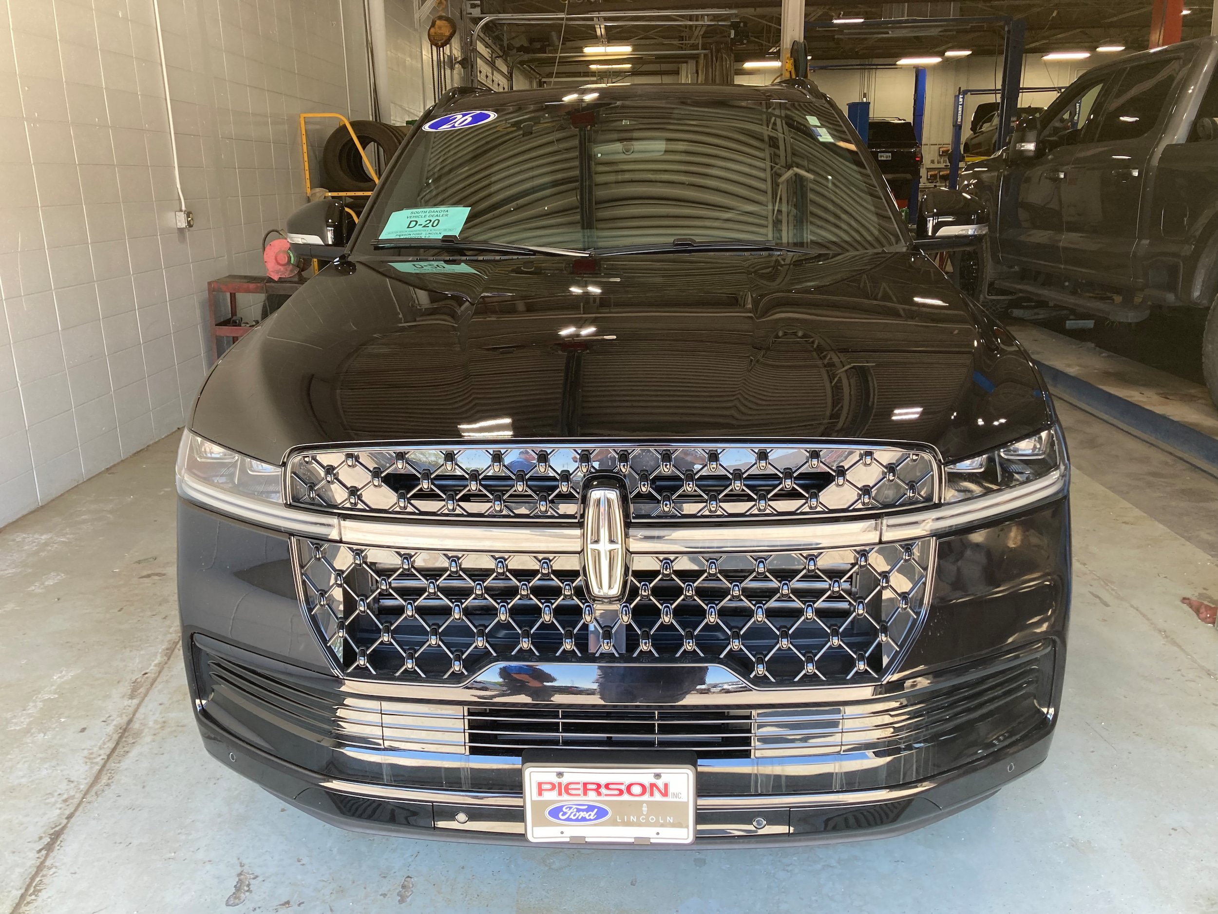 Used 2026 Lincoln Navigator L Reserve w/ Jet Appearance Package AWD/4WD image 2