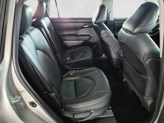 Used 2021 Toyota Highlander XLE AWD/4WD image 22