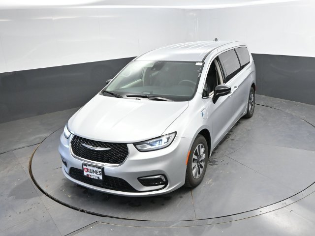 Used 2024 Chrysler Pacifica Limited FWD image 39