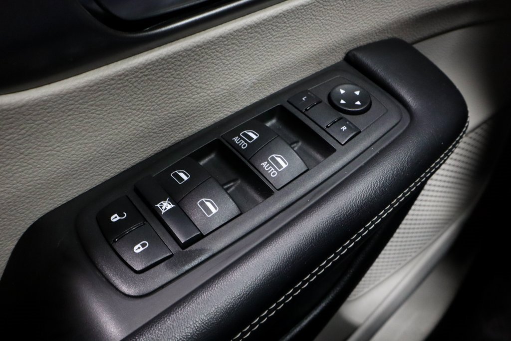 Used 2023 Chrysler Pacifica Touring-L image 27