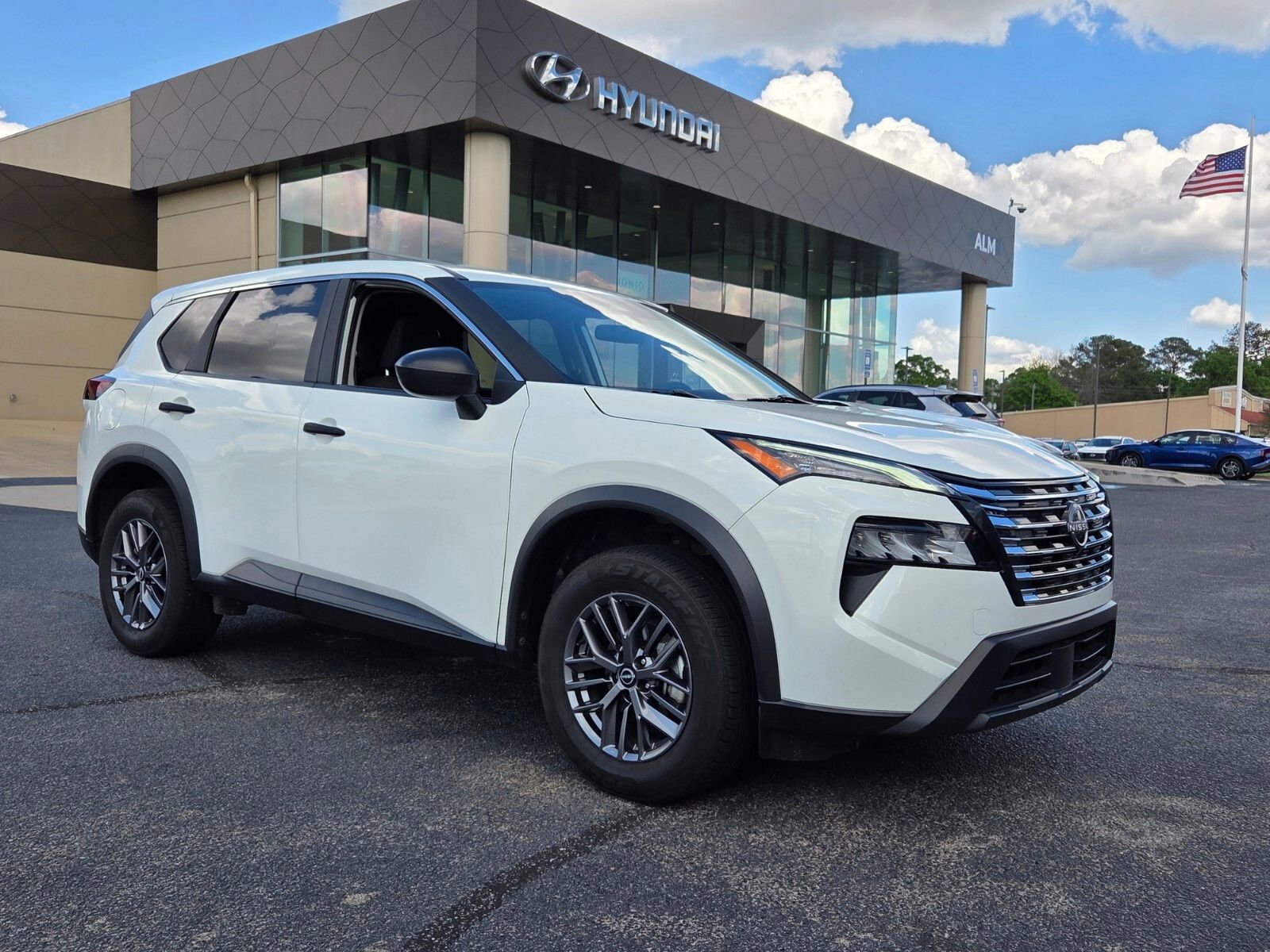 Used 2024 Nissan Rogue S image 1