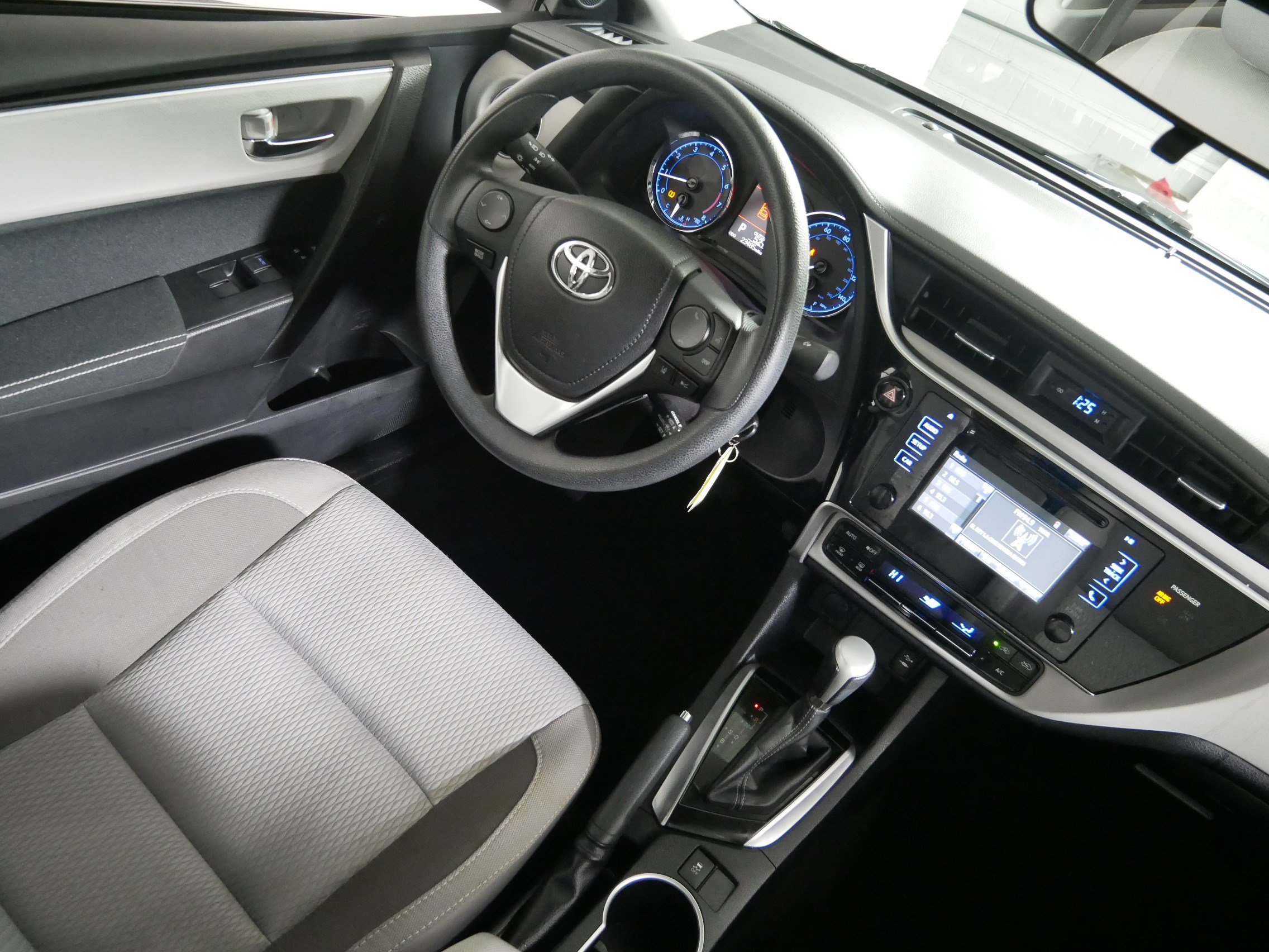 Used 2017 Toyota Corolla LE image 9