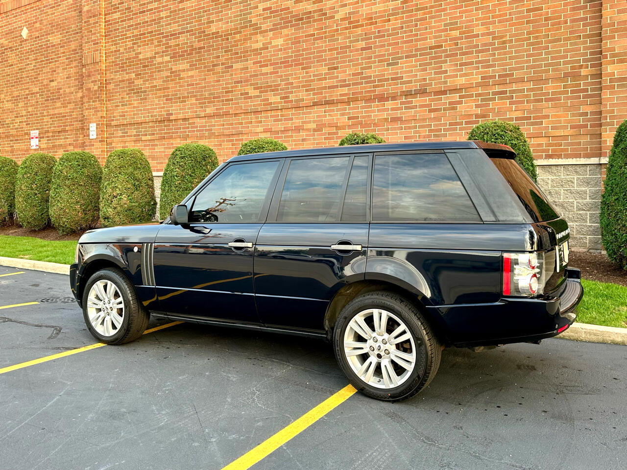Used 2010 Land Rover Range Rover HSE LUX image 7