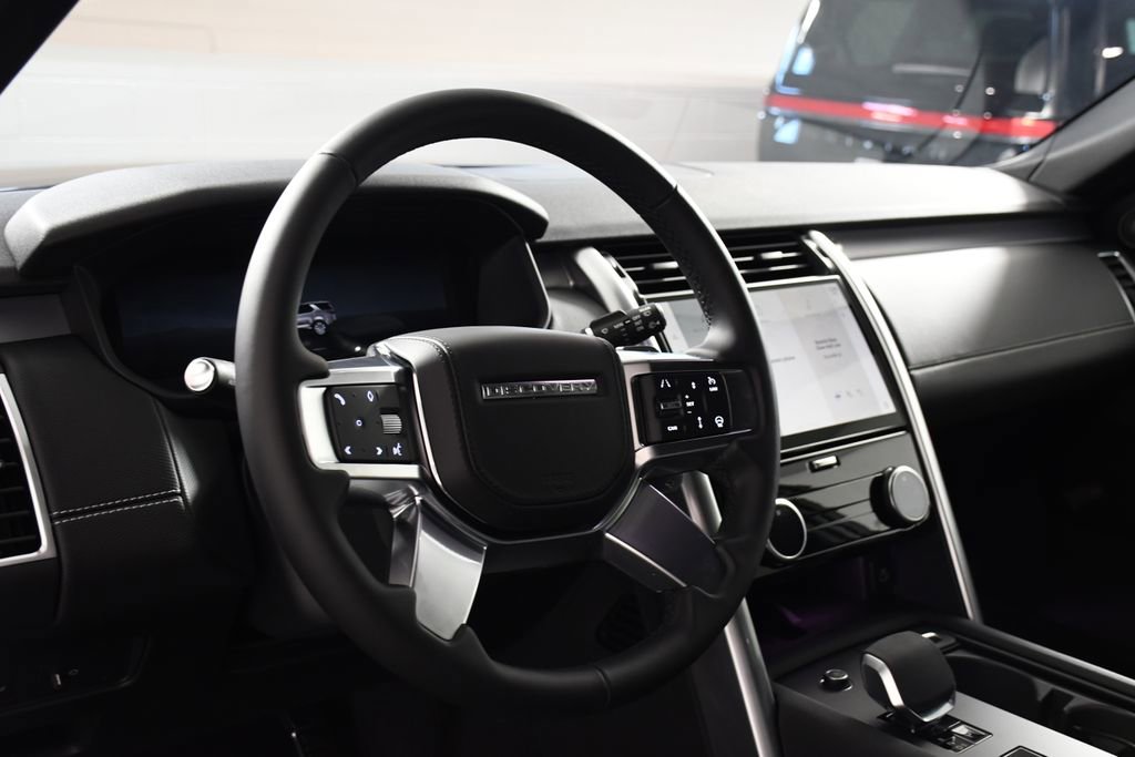 Certified 2025 Land Rover Discovery Dynamic SE image 12