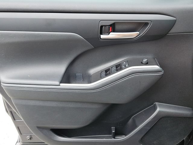Used 2023 Toyota Highlander XLE FWD image 18