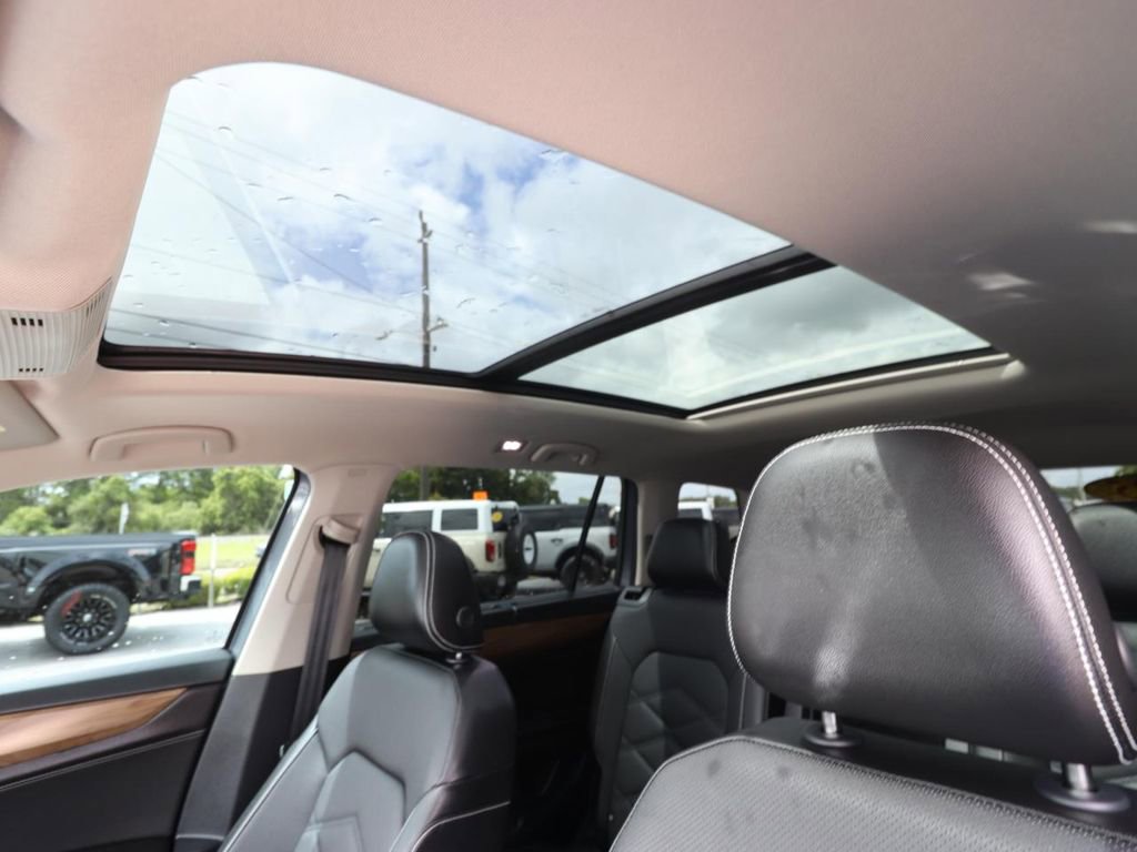 Used 2025 Volkswagen Atlas SE image 4