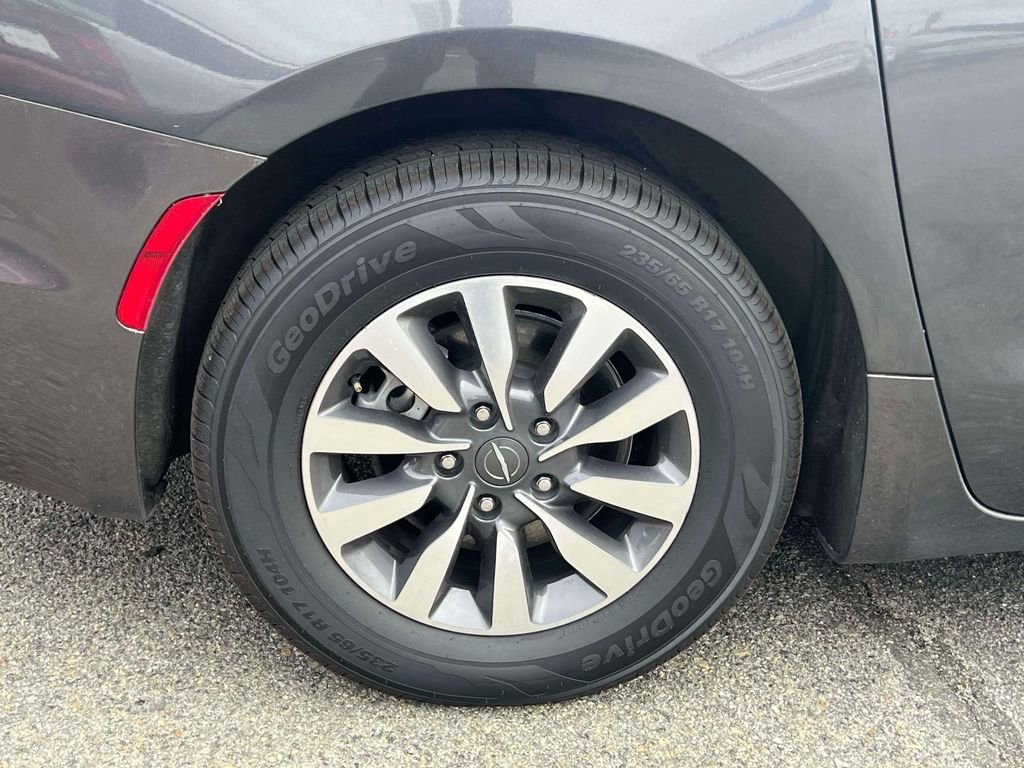 Used 2022 Chrysler Pacifica Touring-L FWD image 11