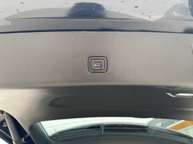 Used 2023 Chevrolet Traverse Premier w/ Redline Edition image 11