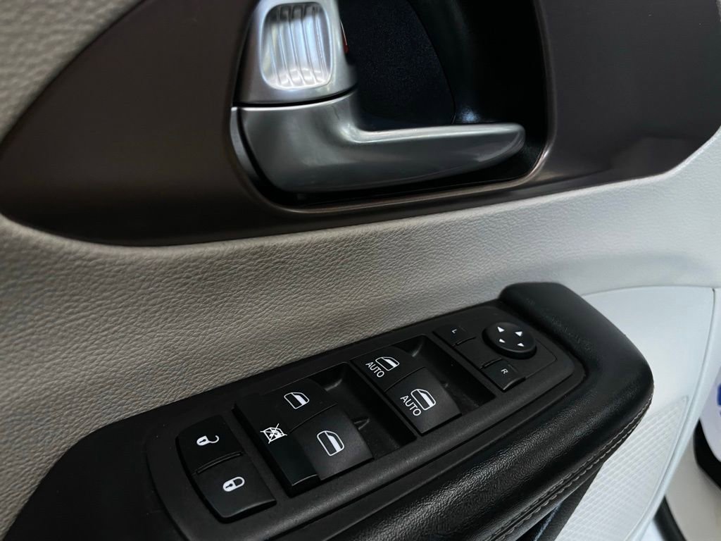 Used 2022 Chrysler Voyager LX image 20