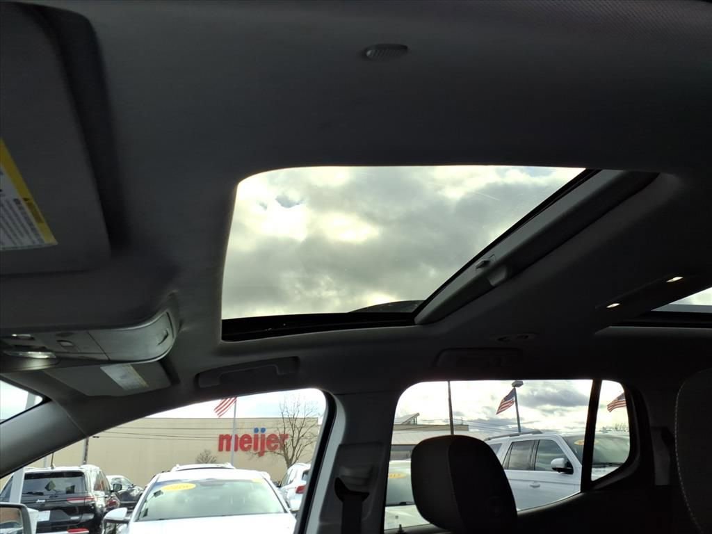 Used 2023 GMC Acadia SLE w/ Driver Convenience Package image 11