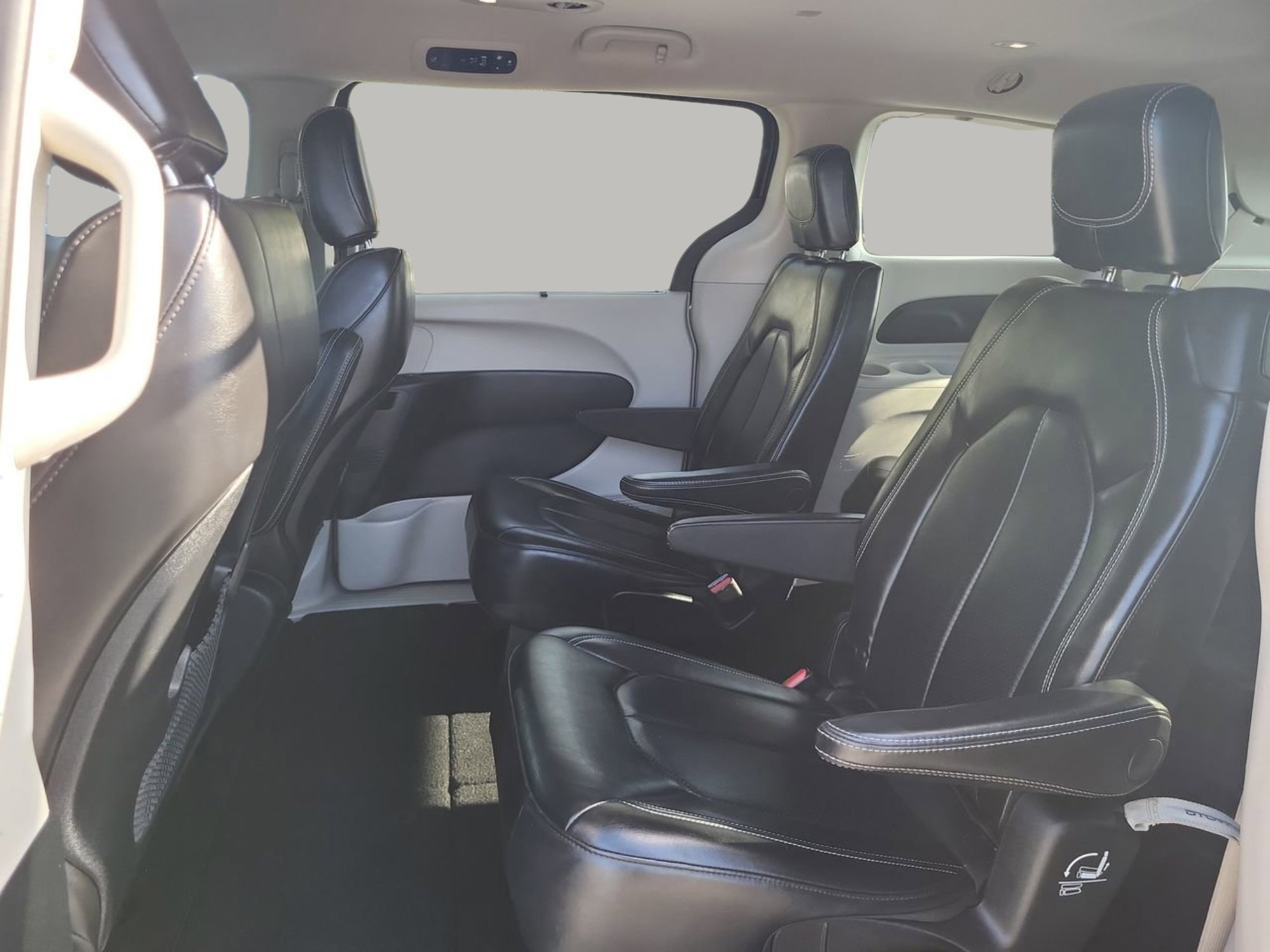 Used 2020 Chrysler Voyager Lxi image 16