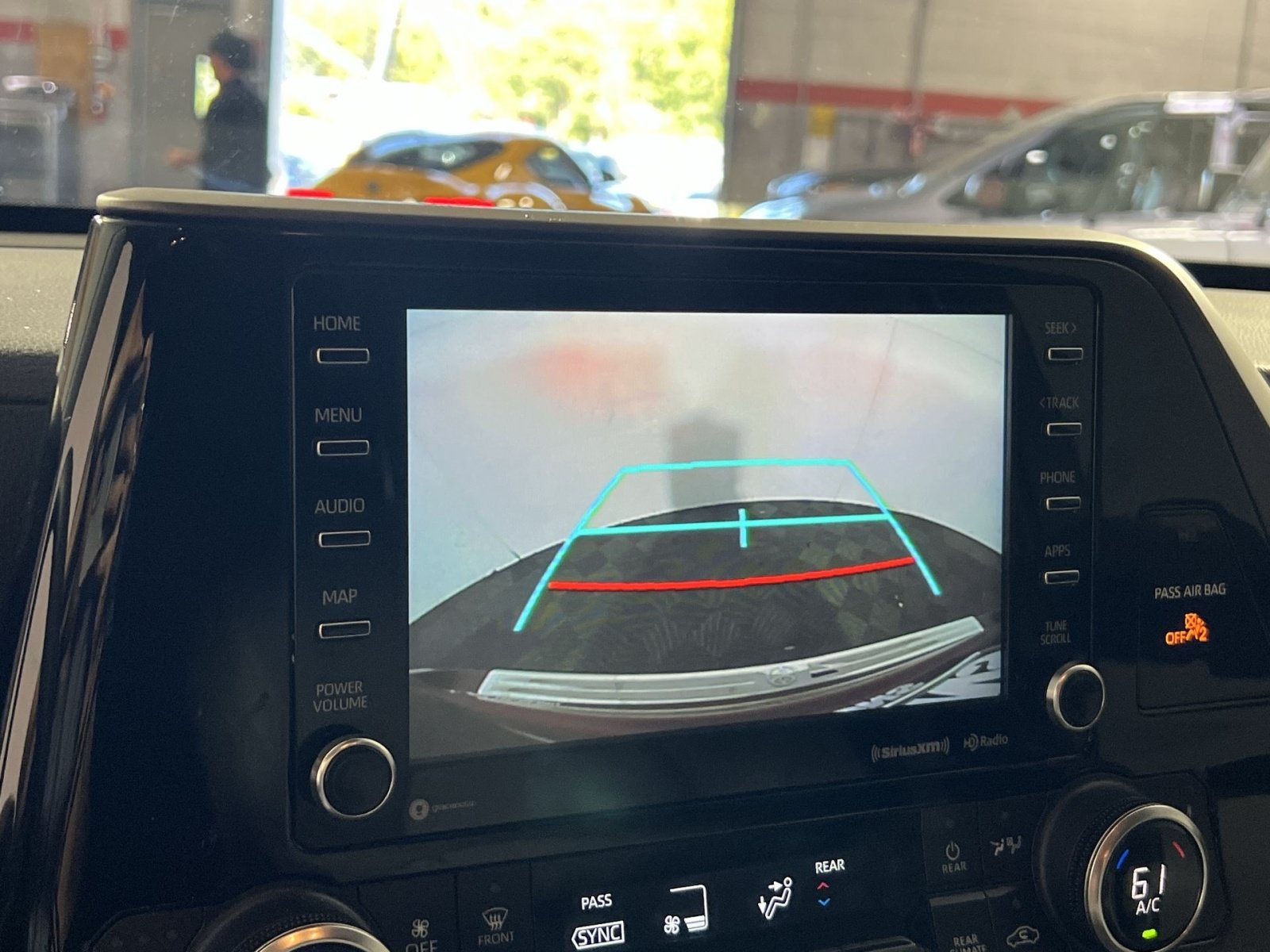 Used 2022 Toyota Highlander XLE AWD/4WD image 19