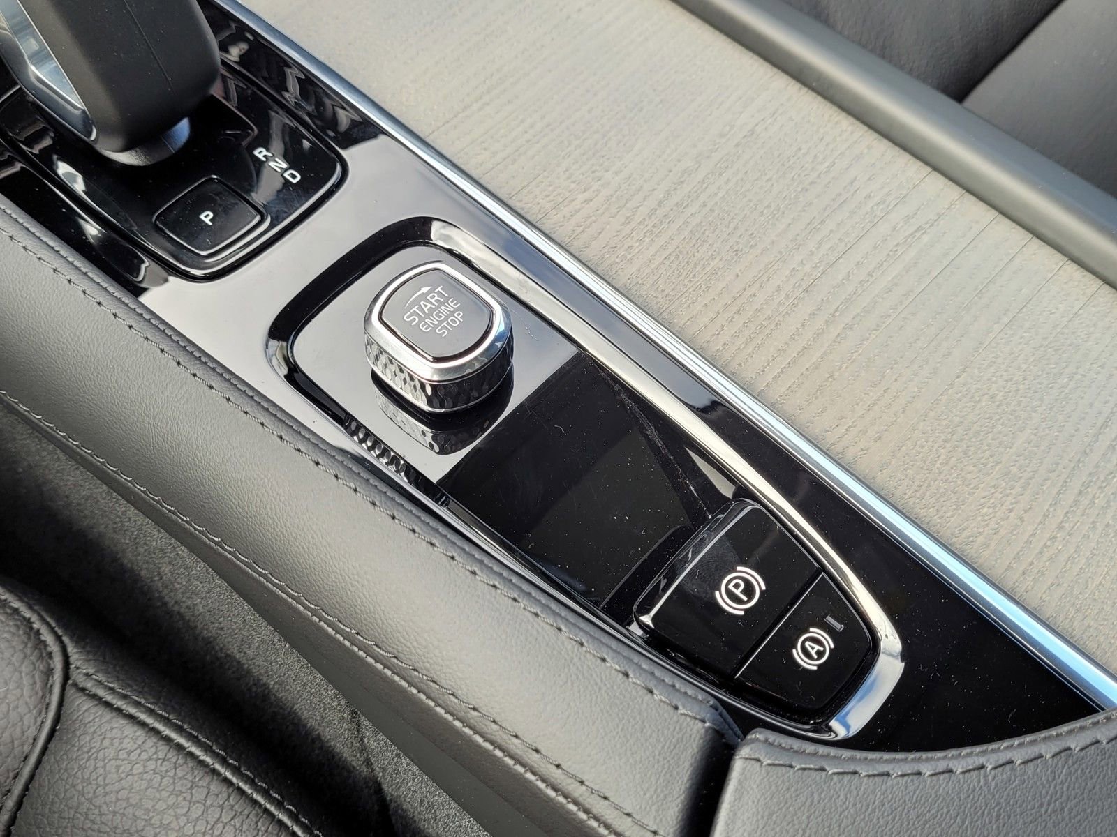 Certified 2025 Volvo V90 B6 Cross Country Plus image 26