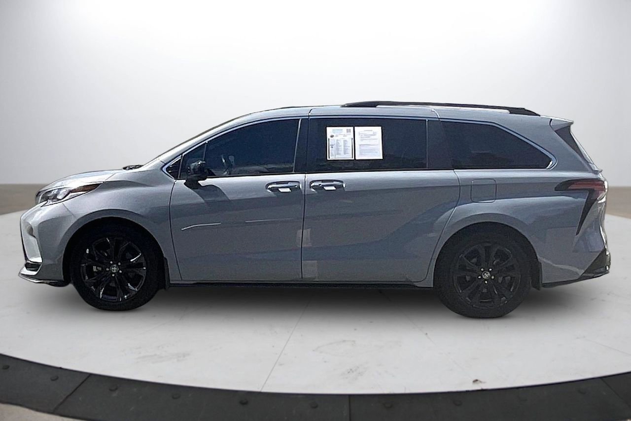 Used 2023 Toyota Sienna XSE image 6