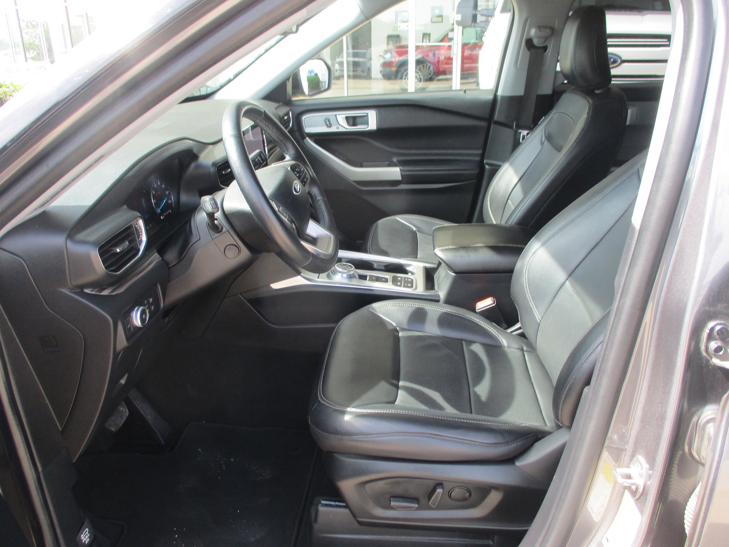 Used 2021 Ford Explorer Limited w/ Equipment Group 301A RWD image 4
