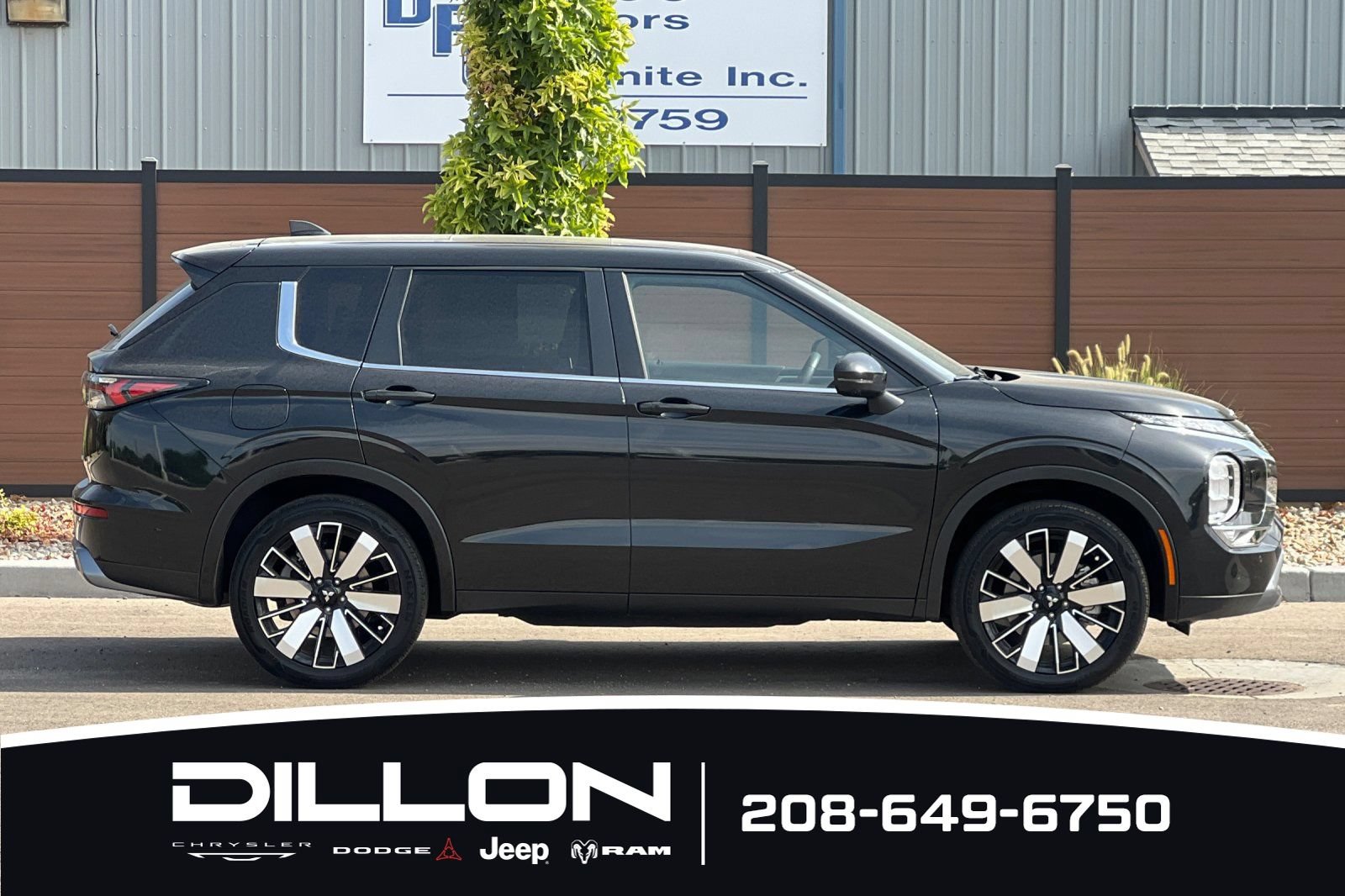 Used 2025 Mitsubishi Outlander SE AWD/4WD image 3