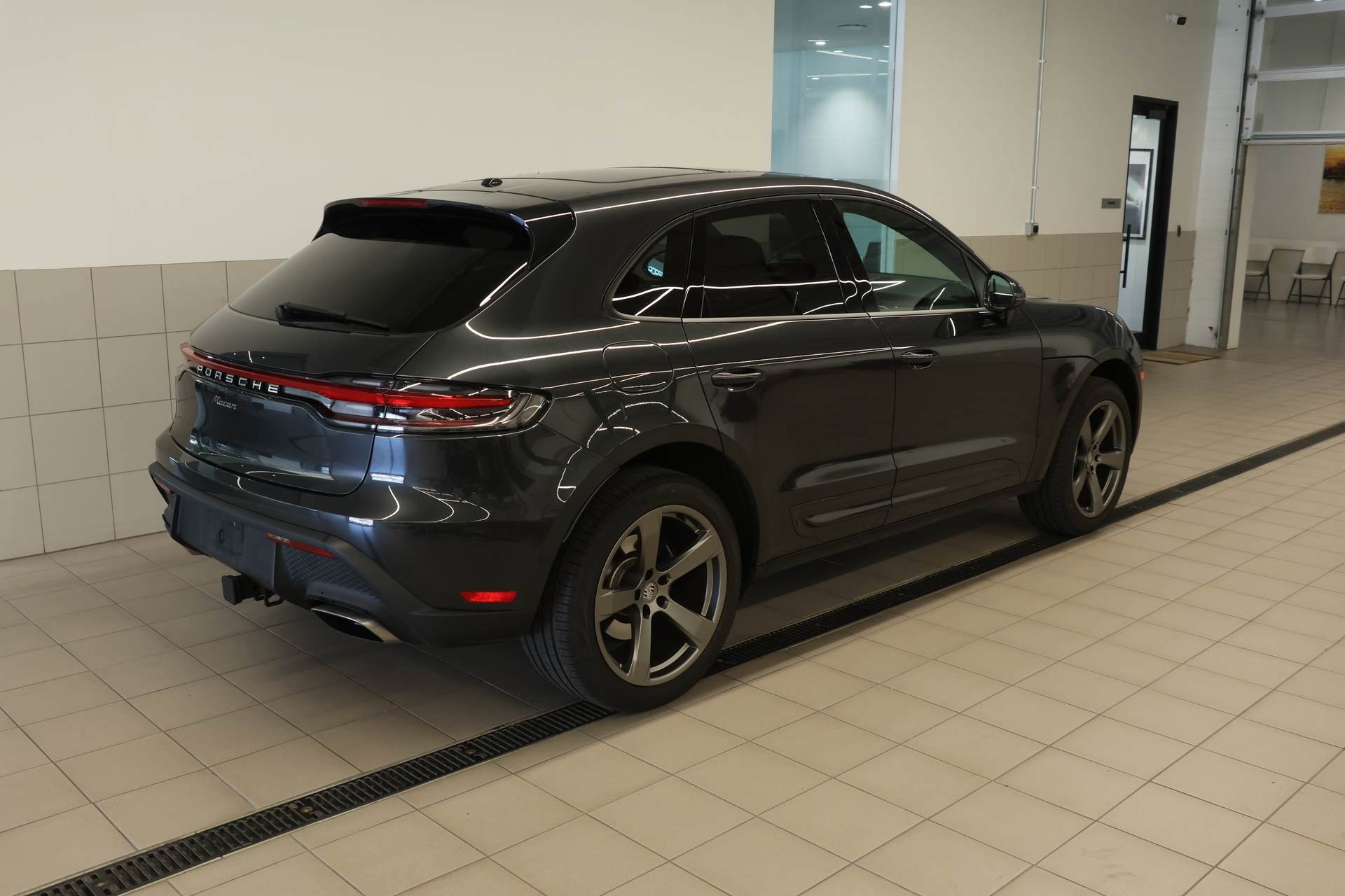 Used 2025 Porsche Macan image 15
