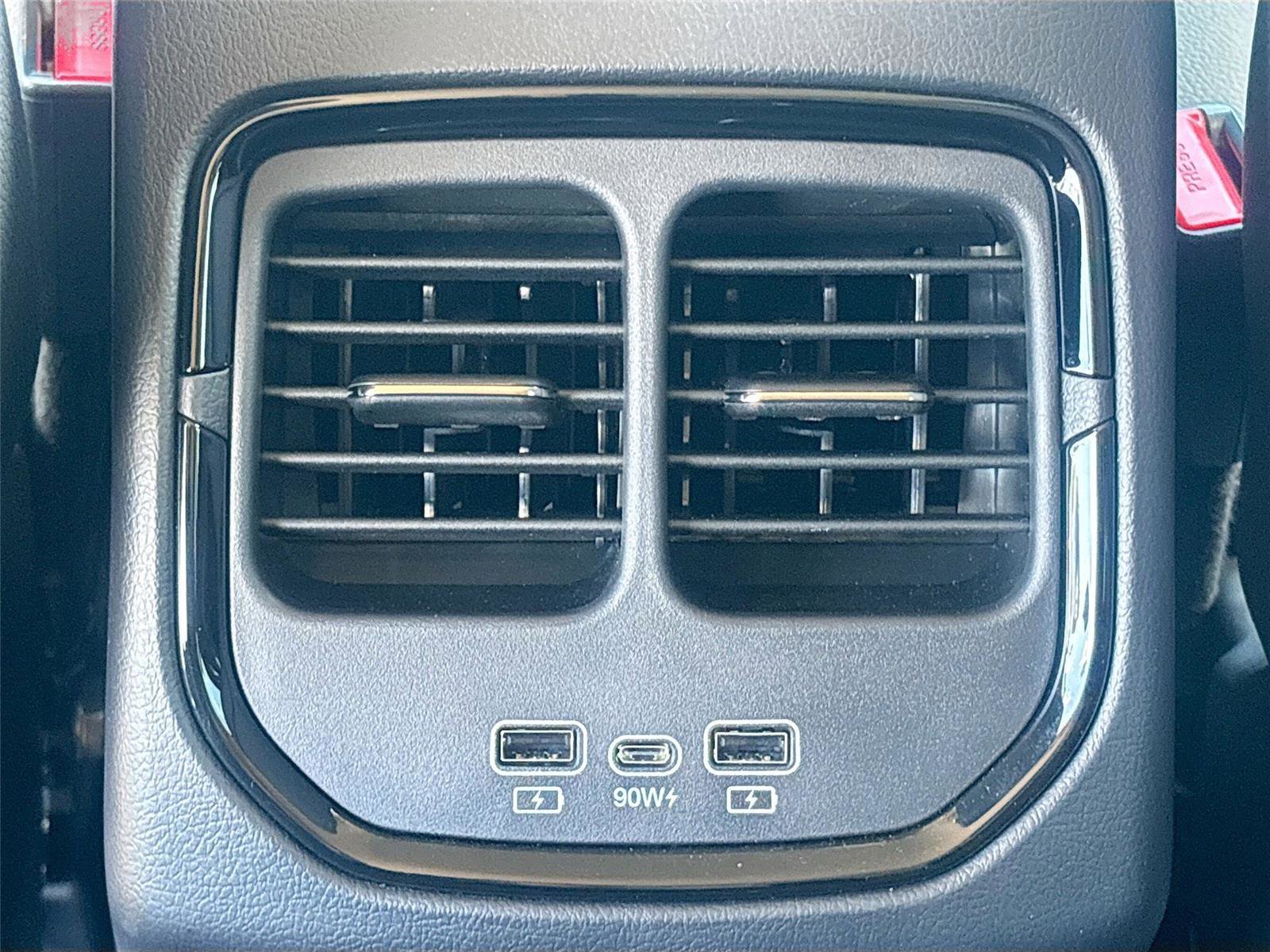 New 2025 VinFast VF 8 Eco image 25